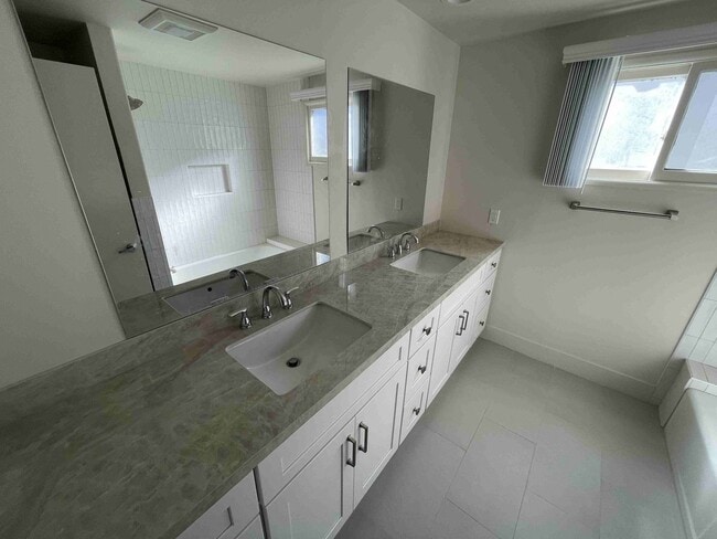 Building Photo - COMPLETELY REMODELED WOODLAND HILLS POOL HOME!