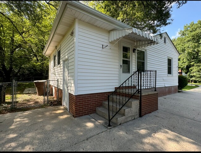 Building Photo - Charming 3 bedroom 1.5 bathroom home with ...