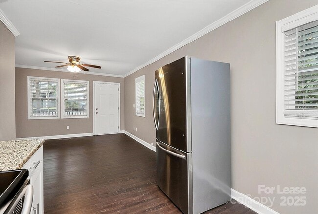 Building Photo - 2213 Kennesaw Dr