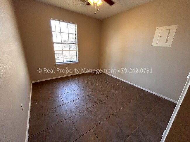 Building Photo - 203 S Boone St
