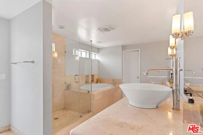 Building Photo - 121 S Palm Dr