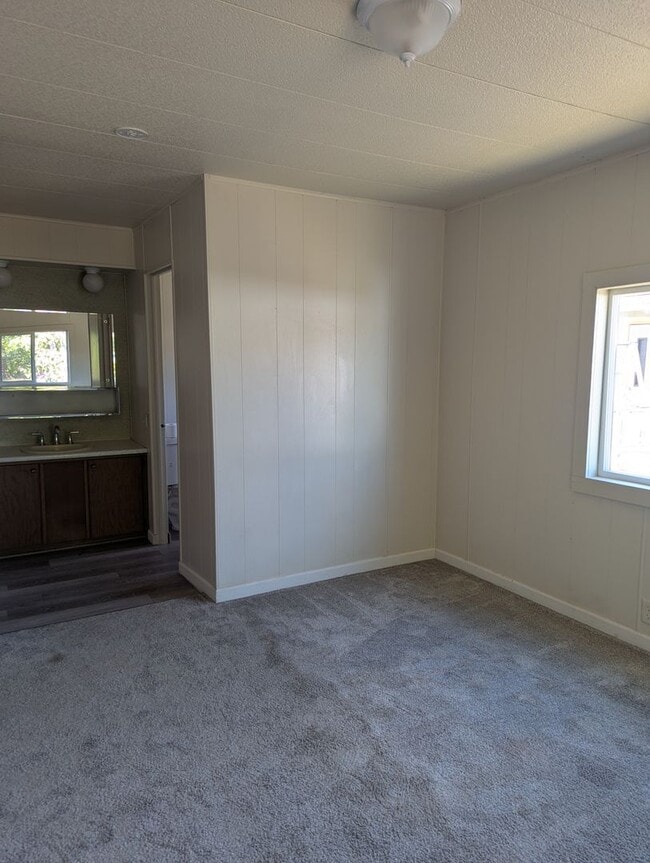 Building Photo - Newly remodeled