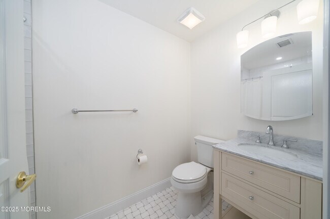 Building Photo - 812 Grand St