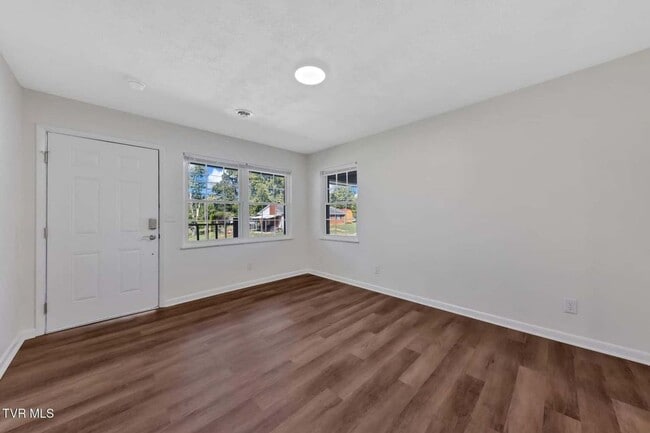 Building Photo - Newly renovated 3 Bedroom 2 Bathroom Home ...