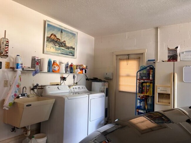 Building Photo - Bring your dog!  2 bedroom, 2 bath, Single family home in South Venice