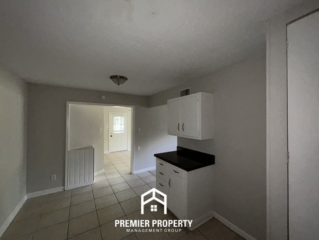 Building Photo - Unique 4BR/2BA Southaven Home | Hardwood Vaulted Sunroom & Fenced Yard
