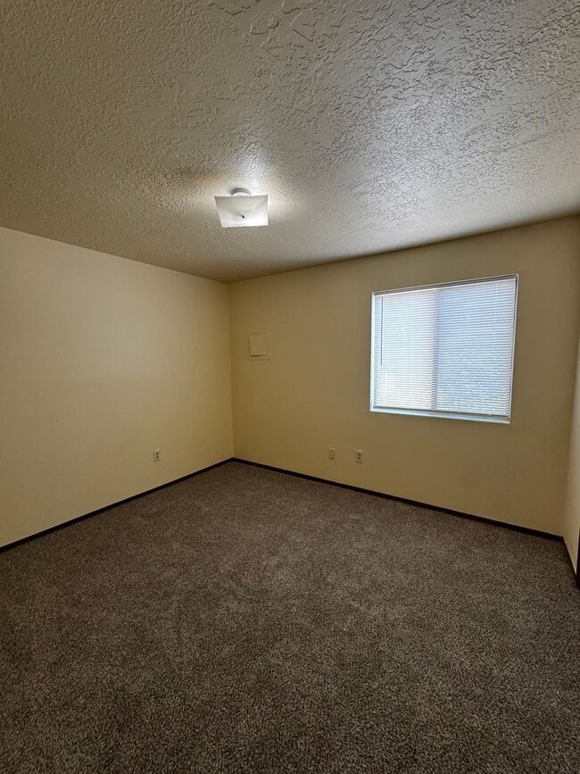 Building Photo - Charming 2 bedroom, 1 bath, 1 car garage u...