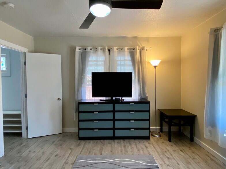 Building Photo - 1043 Sanborn Ave