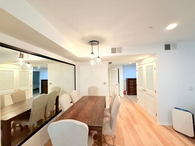 Building Photo - Fantastic 2 Bed 2 Bath Condo Partially Fur...