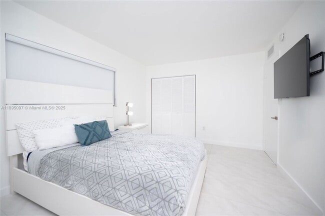 Building Photo - 10875 SW 112nd Ave