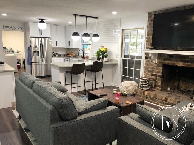 Building Photo - BEAUTIFUL FULLY RENOVATED HOME YOU WON'T WANT TO MISS!