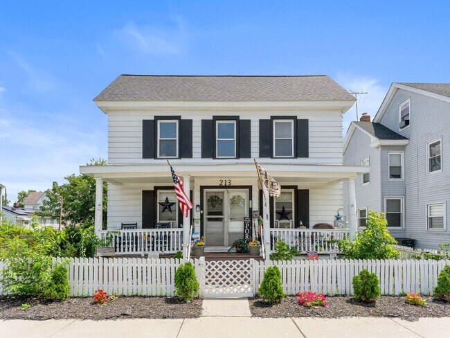 Building Photo - Renovated 3-Bedroom Apartment with Bonus Finished Attic & Spacious Shared Backyard