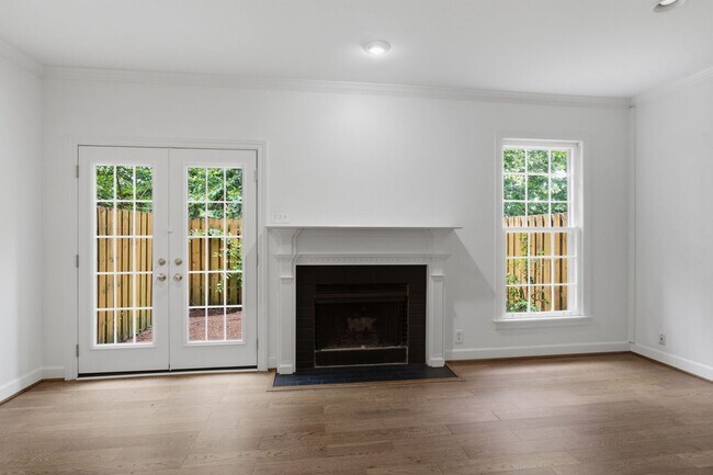 Building Photo - Charming Townhouse in Green Hills