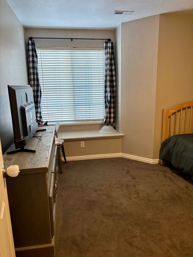 Building Photo - GORGEOUS Townhome!!!
