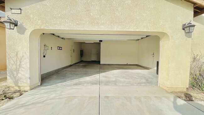 Building Photo - 11998 Santiam Ct