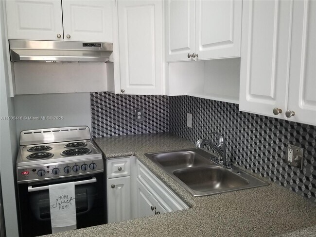 Building Photo - 134 SW 7th Ave