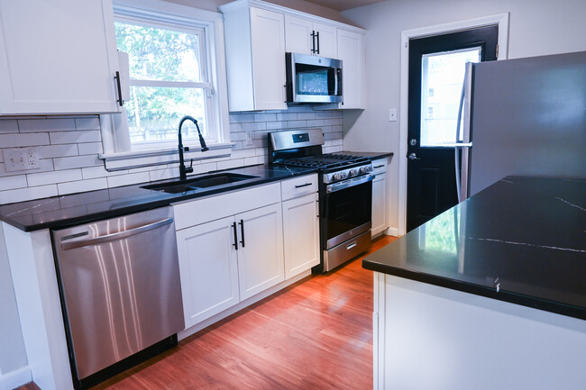 Building Photo - 1001 Willow Lawn Dr