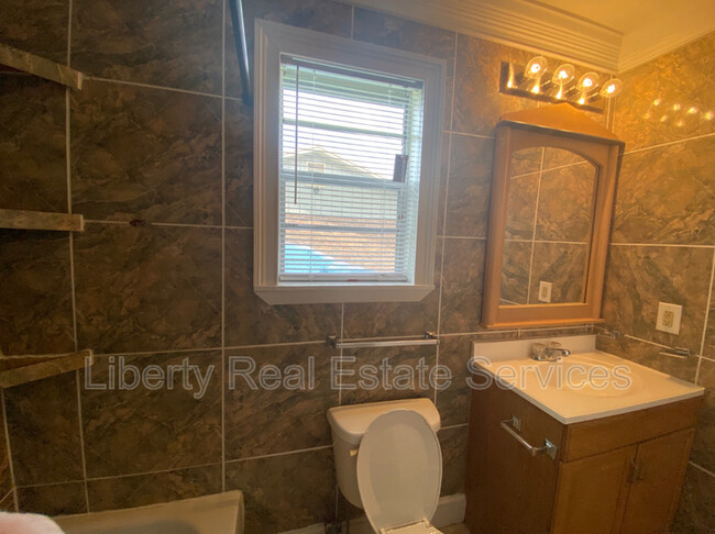 Building Photo - 137 Deerwood Ct