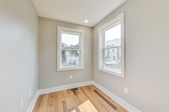 Building Photo - 1124 Owen Pl NE