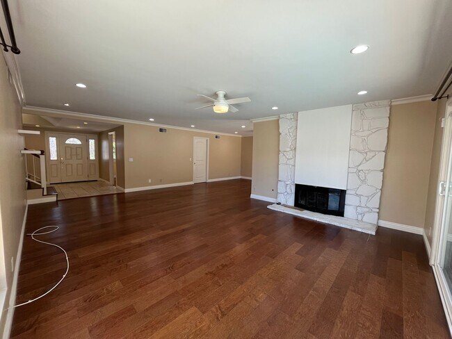 Building Photo - Northridge pool home w/5+3, including down...