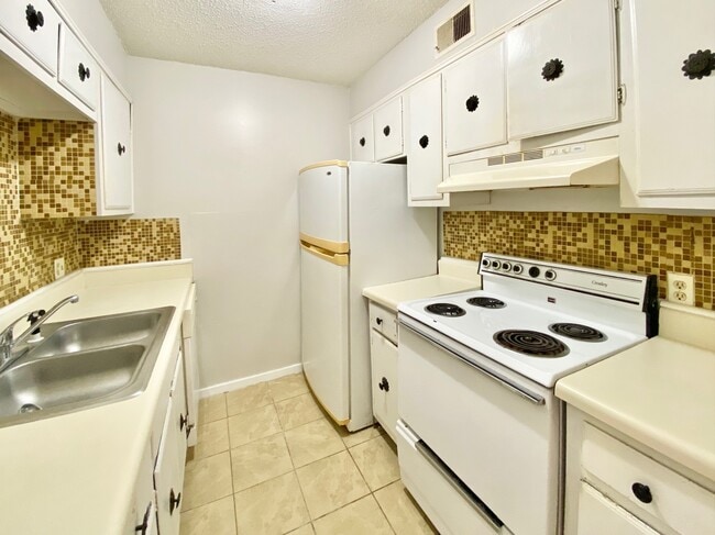 Building Photo - 1208 Bush River Rd