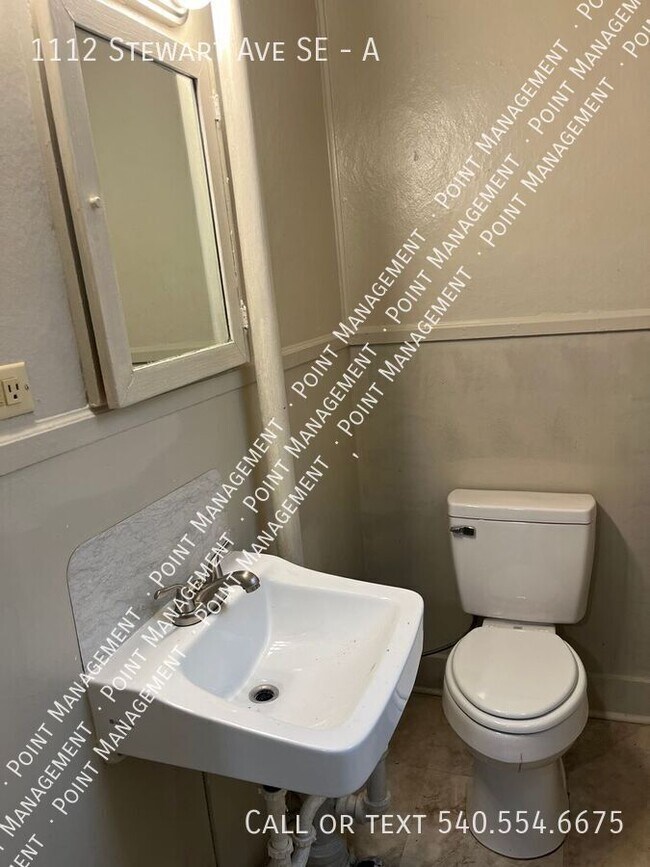 Building Photo - 1112 Stewart Ave SE