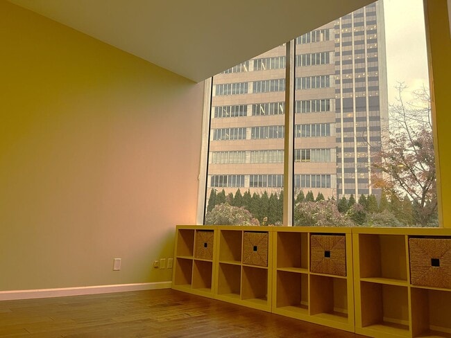 Building Photo - Coveted Portland Plaza Condo located in Do...