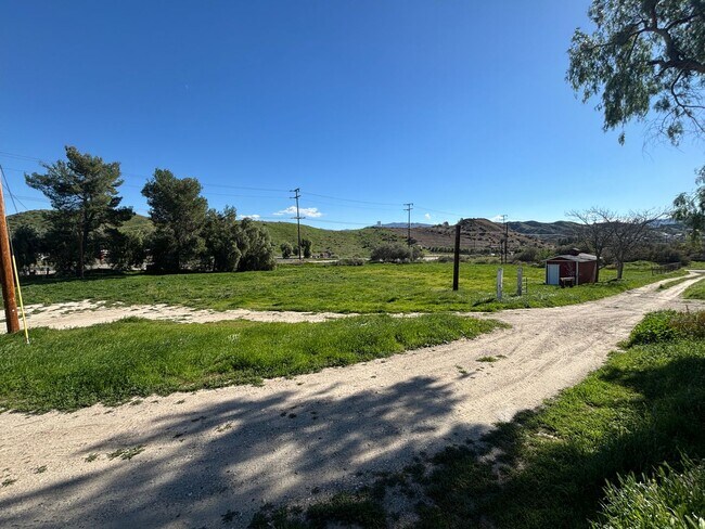 Building Photo - Single-Story Horse Property on 2 Acres in Canyon Country!