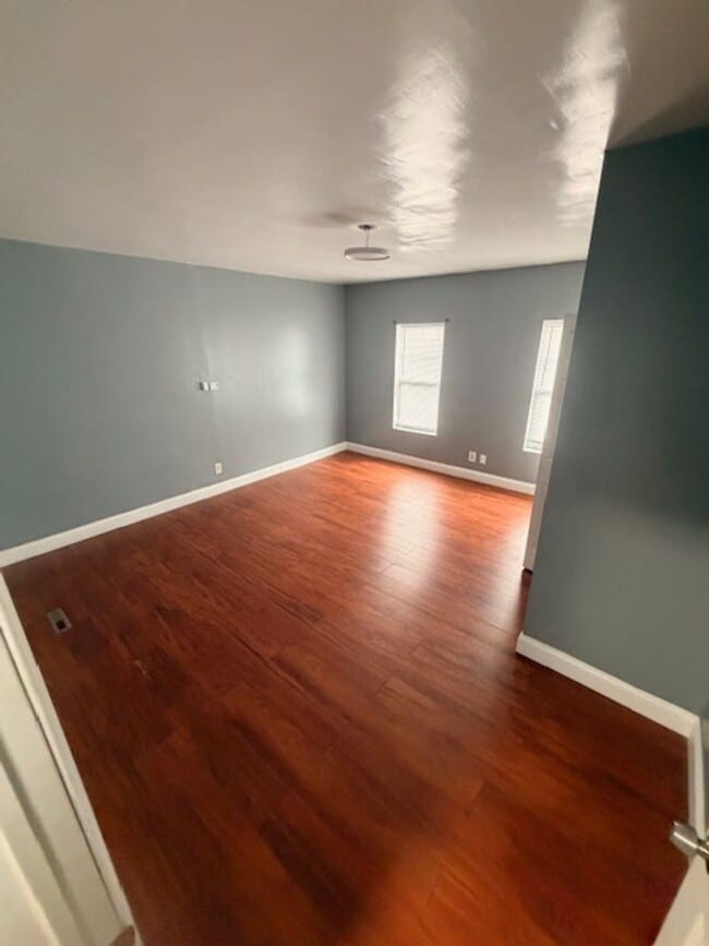 Building Photo - 925 Xenia Ave