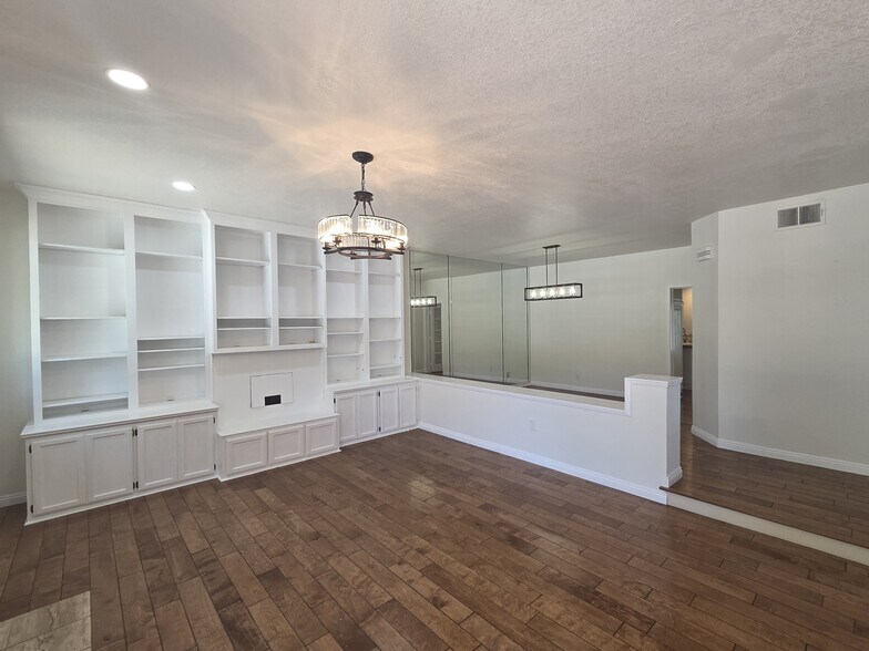 Building Photo - 7492 Seabluff Dr