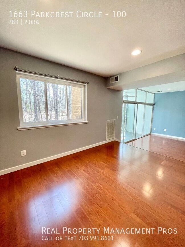 Building Photo - 1663 Parkcrest Cir