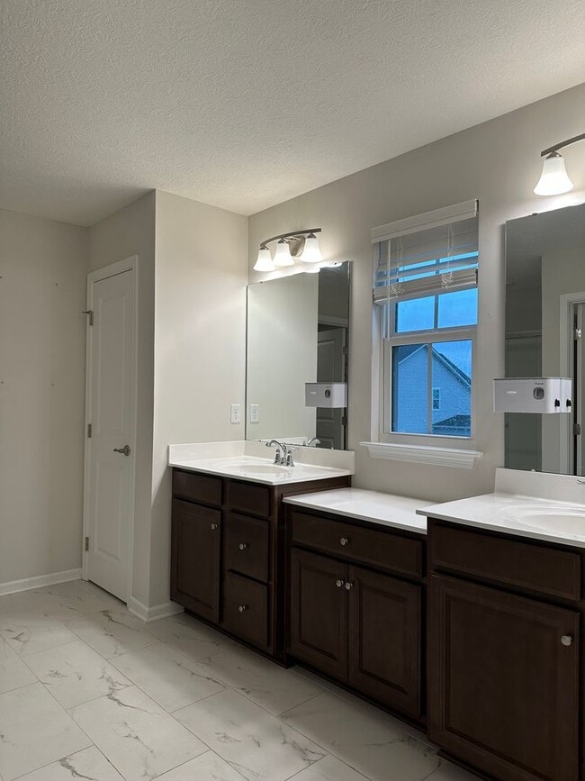 Building Photo - Welcome to this stunning 4-bedroom, 2.5-ba...