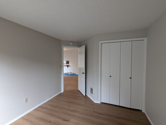 Building Photo - Charming 3x2 on Cul-de-sac with a double-car garage and fenced backyard near Hollinshead Park in ...