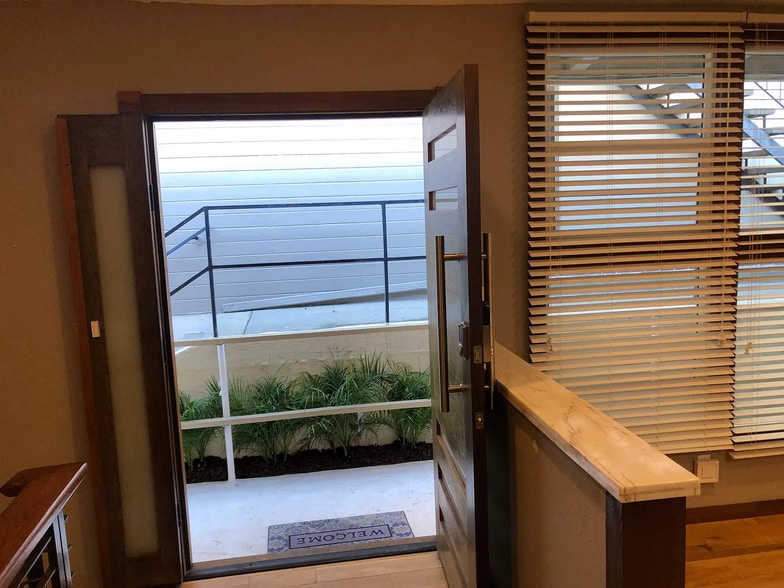 Building Photo - 1220 Manhattan Beach Blvd