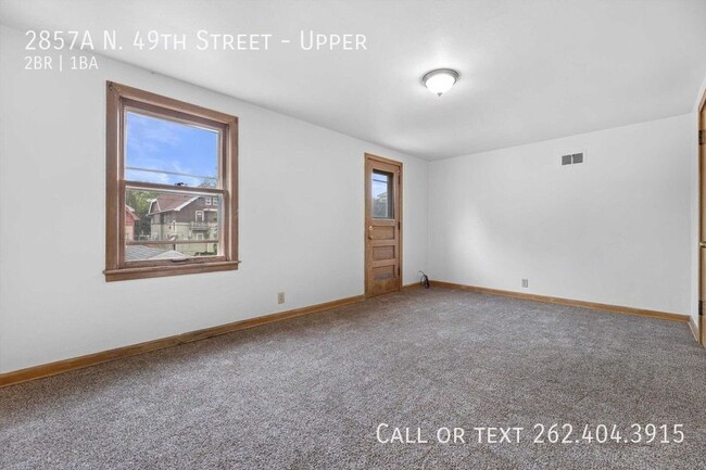 Building Photo - Two bedroom upper duplex in great Milwauke...