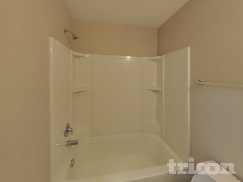 Building Photo - 2425 Lake Forest Ave