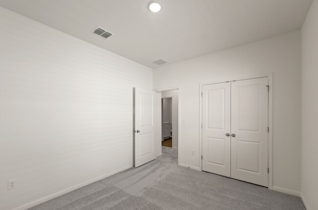 Building Photo - Amazing home ready to move in!
