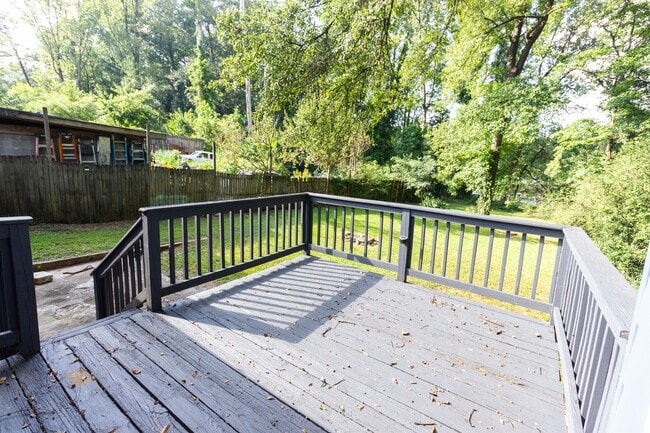 Building Photo - 231 Maple St