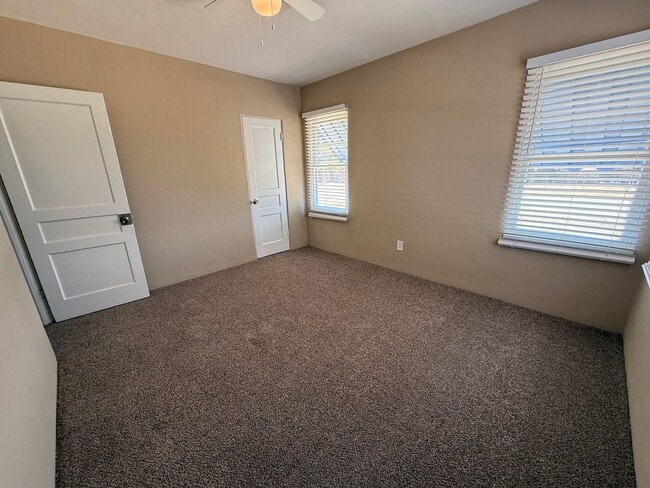 Building Photo - Cozy 3 Bedroom/1 Bath Home in Oildale!
