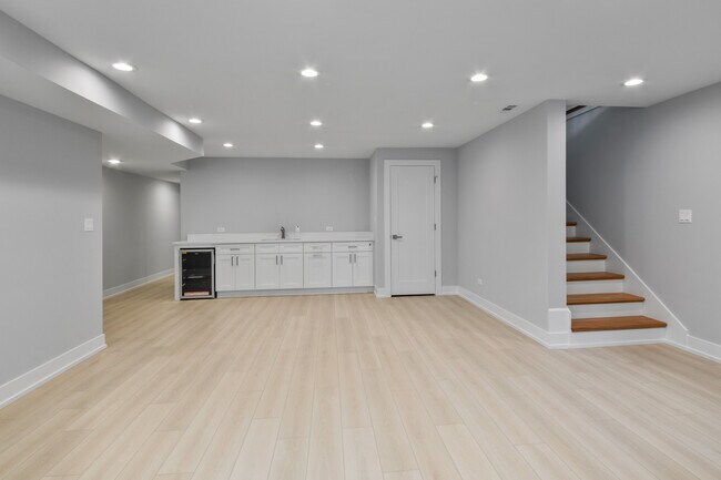 Building Photo - 4626 N Ashland Ave