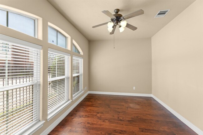 Building Photo - 1716 Aden Dr