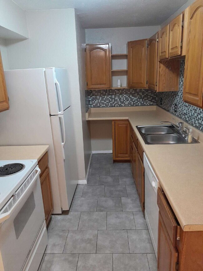 Building Photo - Immediate availability for a 2bd/1ba condo...