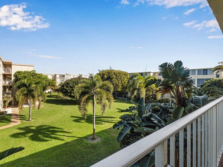 Building Photo - 2615 NE 3rd St