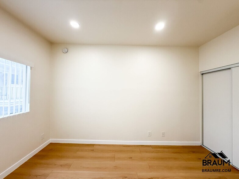 Building Photo - 11459 Collins St