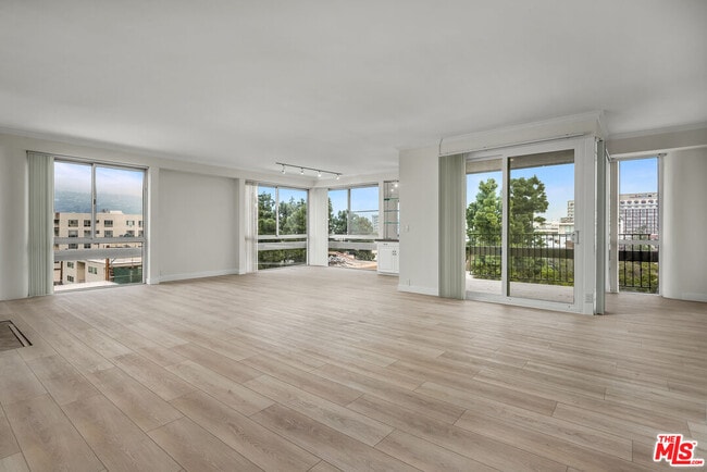 Building Photo - 320 N Maple Dr