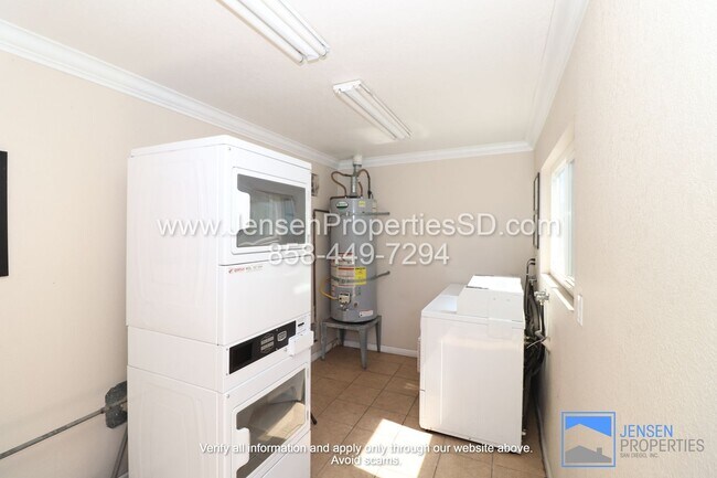 Building Photo - 1 Bed, 1 Bath Condo w/ Gated Parking, Comm...