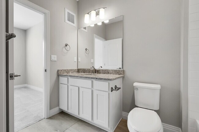 Building Photo - $2,775 - 3 Bed, 3 Bath Condo in Aurora wit...