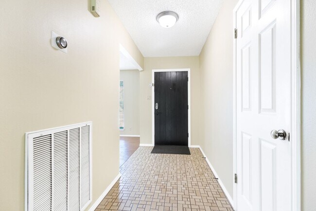 Building Photo - Charming Home Awaits: Spacious & Modern Living in a Prime Location
