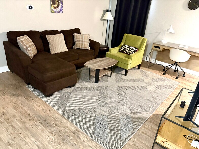 Primary Photo - 4028 N Illinois Ave