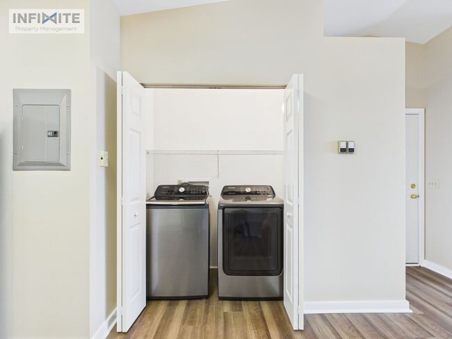 Building Photo - Bright & Updated 2 Bedroom Condo with Mountain Views – Available Now!